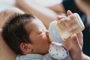 Có nên đổi sữa cho trẻ sơ sinh? Cách đổi sữa cho trẻ sơ sinh an toàn mẹ nên biết