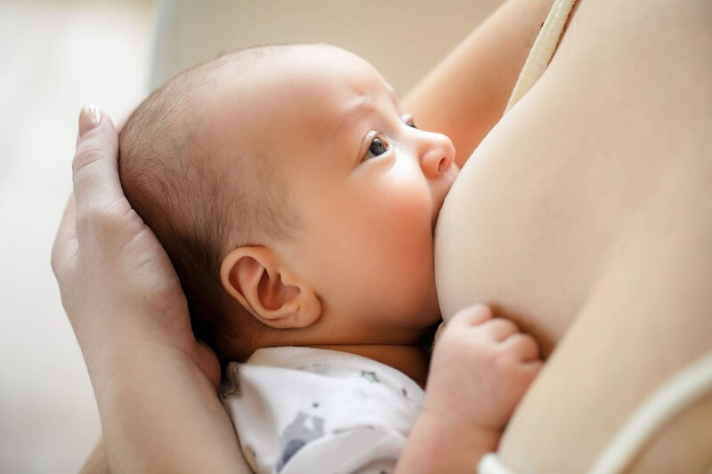 cách đổi sữa công thức cho trẻ sơ sinh an toàn