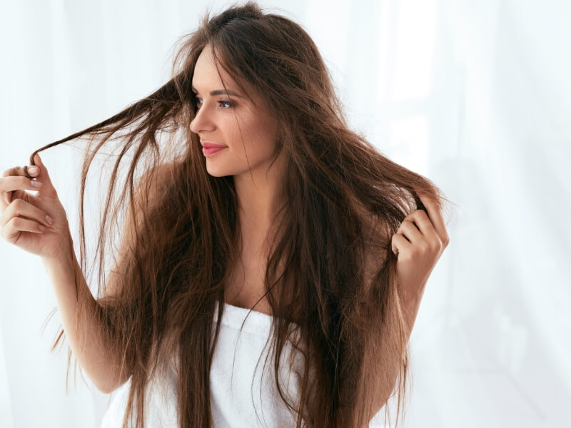 Cách chăm sóc tóc hư tổn tại nhà ngày mưa