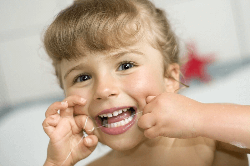 Trẻ nhỏ có được sử dụng chỉ nha khoa không? Hướng dẫn mẹ cách dùng chỉ nha khoa cho bé vệ sinh răng miệng hiệu quả