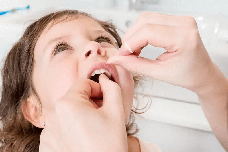 Trẻ nhỏ có được sử dụng chỉ nha khoa không? Hướng dẫn mẹ cách dùng chỉ nha khoa cho bé vệ sinh răng miệng hiệu quả