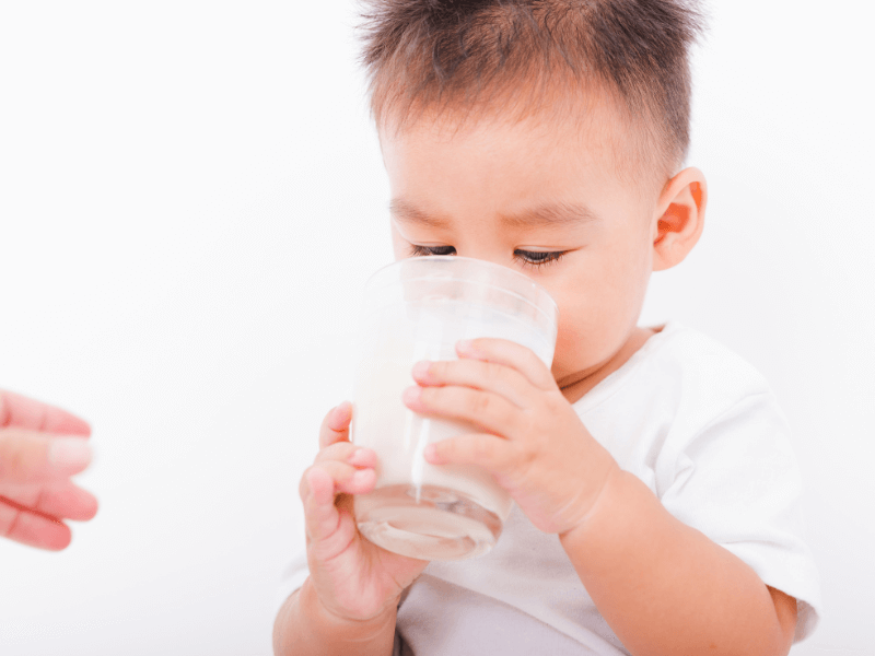 Nên chọn sữa nước hay sữa công thức? Top 5 sữa nước cho bé từ 1 tuổi phát triển toàn diện