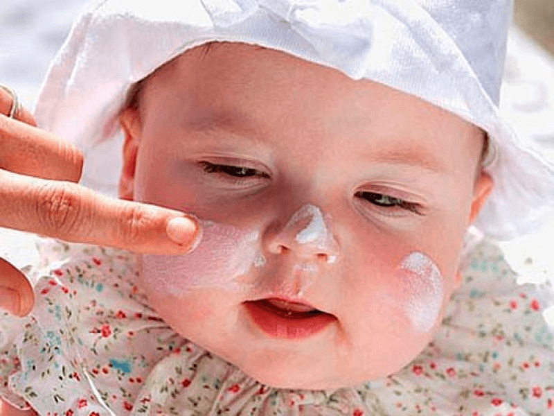 Da bé có cần dưỡng ẩm hay không? Hướng dẫn mẹ cách dưỡng ẩm cho trẻ sơ sinh an toàn, hiệu quả