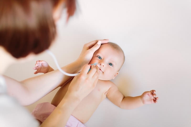 Trẻ bị nghẹt mũi phải làm sao? Cách trị nghẹt mũi cho trẻ sơ sinh tại nhà an toàn