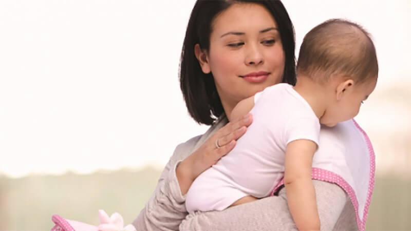 Cha mẹ cần vỗ ợ hơi cho bé lúc nào? Hướng dẫn mẹ cách giúp bé ợ hơi sau khi bú hiệu quả