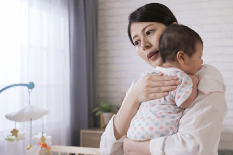 Cha mẹ cần vỗ ợ hơi cho bé lúc nào? Hướng dẫn mẹ cách giúp bé ợ hơi sau khi bú hiệu quả